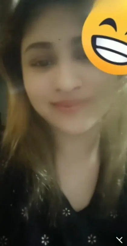 Hot Girl XXX Showing Her Boobs and Shaved Pussy on Live Video Call Sex