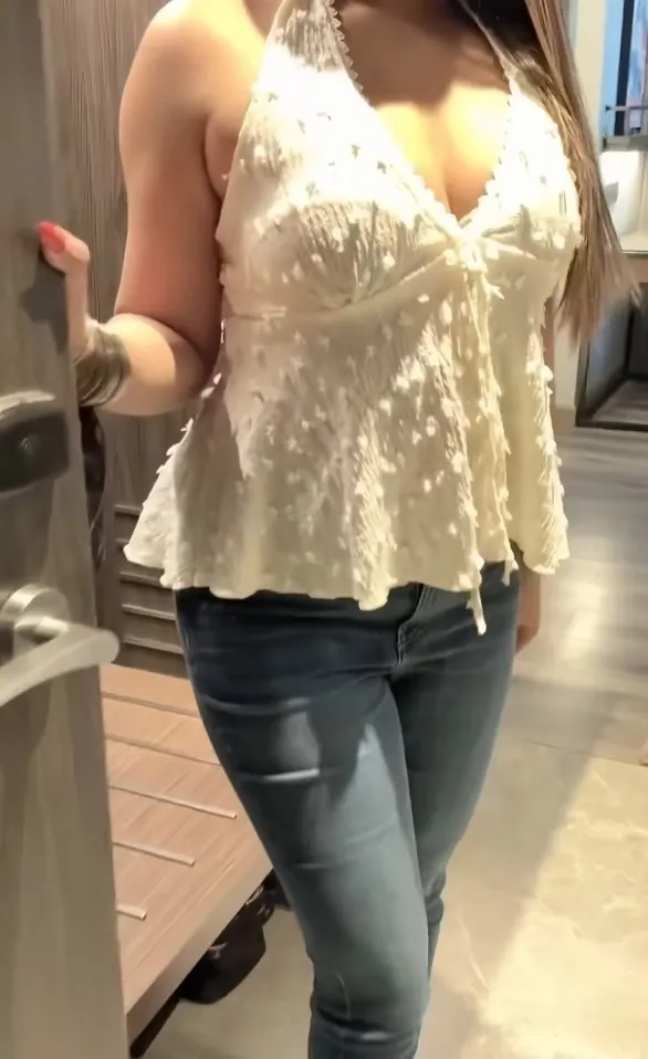 Jaslin removes panties in restaurant to show waiter her tight ass