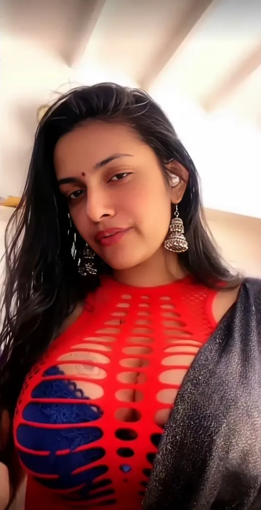 Srilankan Ex Model Nishala Nishshanka Teasing And Rubbing Wet Pussy On Live