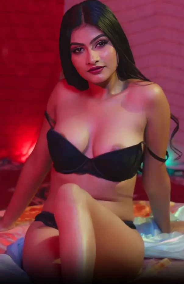 Stunning Indian Model Arohi Gets Topless Shows Her Boobs