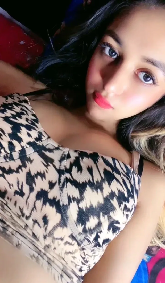 This sexy girl teases her tight boobs on bed live for fans