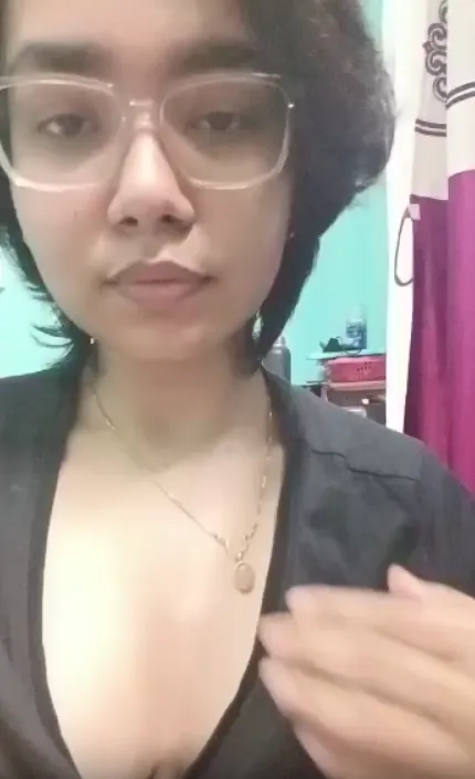 Desi Bengali Babe Uma Ghosh Leaked MMS Selfie Showing Big Boobs And Nipples