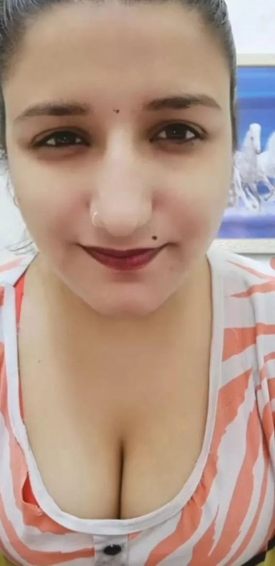 Extremely Cute Desi Bhabhi Goes Fully Nude on Chamet Cam Show Finger Fucking Her Juicy Pussy