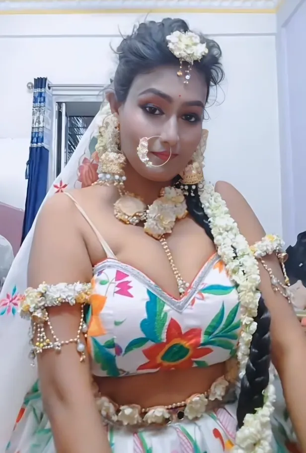 Hot Instagram Model Gets Fully Nude Spreads Her Legs Wide on a Chair and Fingers Her Pussy