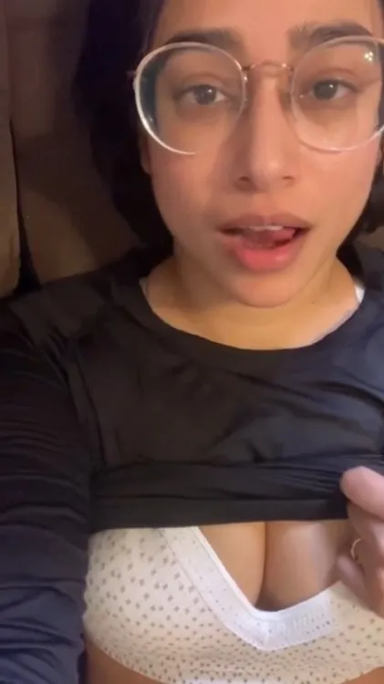 Desi Aunty Gets Super Horny Plays With Her Wet Pussy Close Up And Pinches Nipples Hard