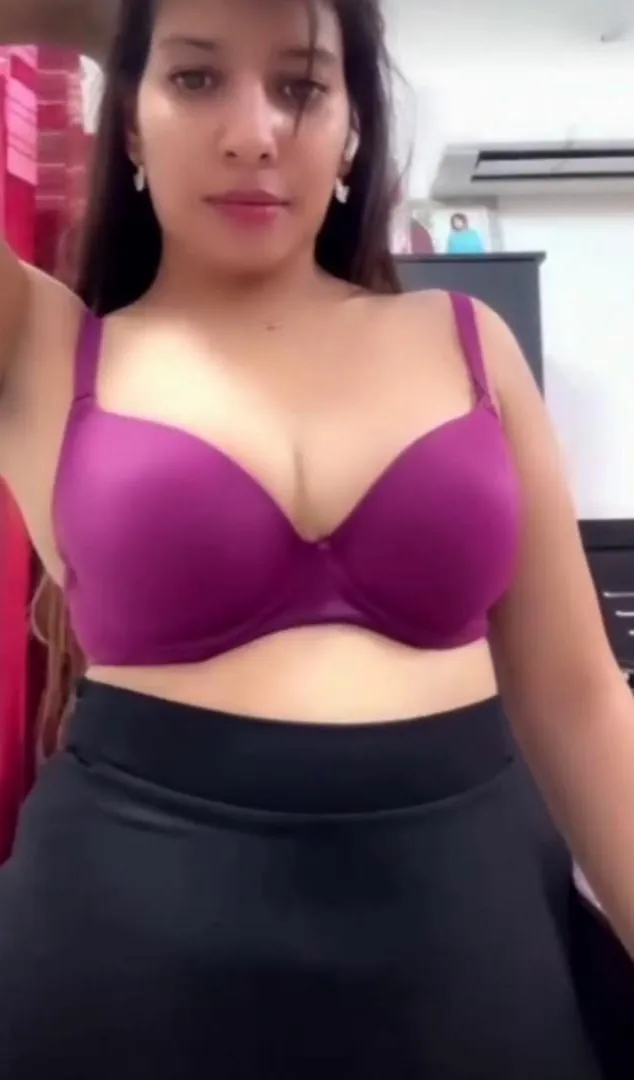 Stripchat Desi Girl Flashing Boobs And Pressing Her Tits Live