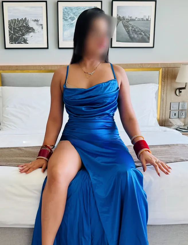 Horny Punjabi Babe Jaslin Couple Blows Two Men And Hard Fucked in Threesome Play