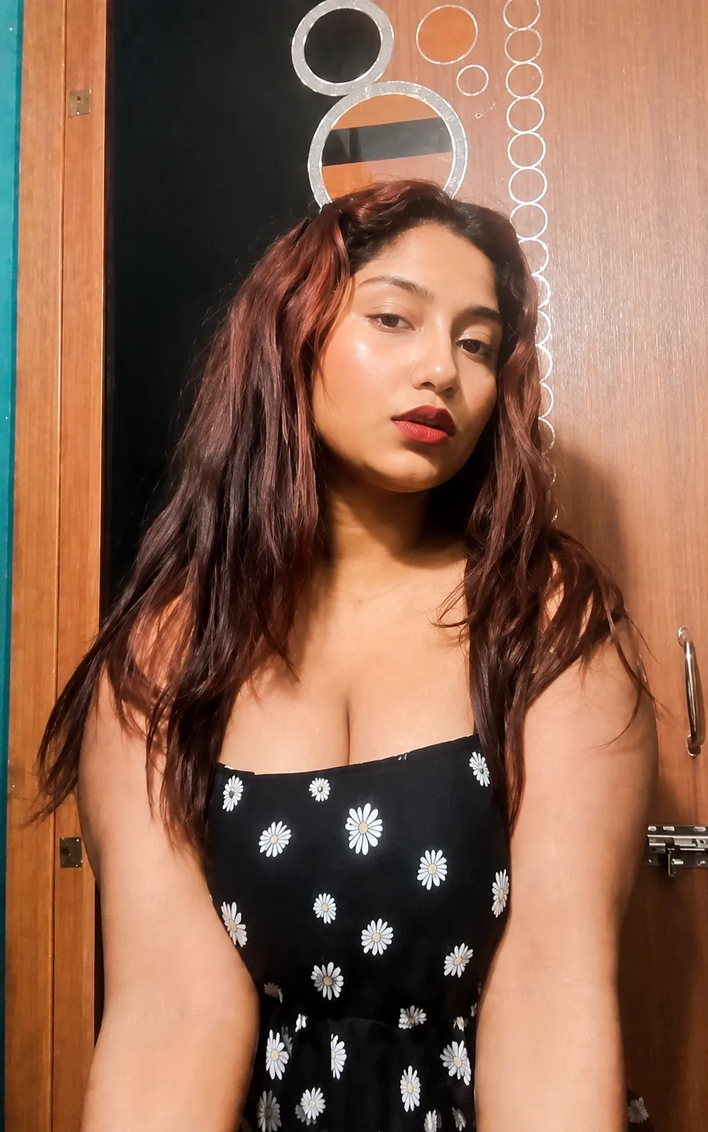 Hot Indian Babe Pulls Down Her Top And Shows Off Her Huge Boobs