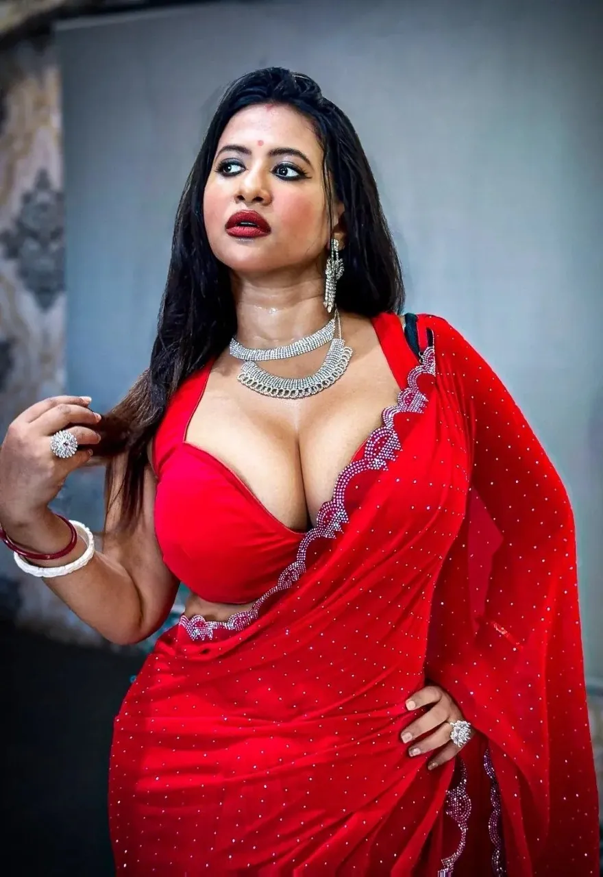 Indian Lisa Gets Her Big Boobs Pressed Blows Cock And Swallows Cum After Hard Fuck Full Sex Tape
