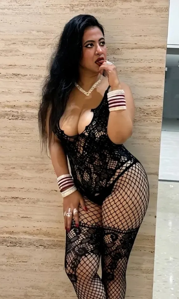 Indian Lisa Gets Pussy Licked And Pounded Hard After Body Stretching Sex Video