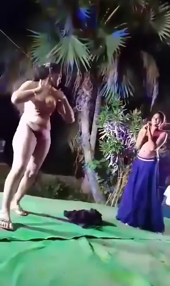 Two Desi Village Girls Strip Fully Nude and Dance for All the Villagers Leaked MMS